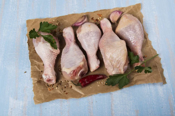 Batom Frango Resfriado Uma Folha Papel Artesanal Com Alho Pimenta Fotografia De Stock