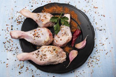 Sarımsak, biber ve maydanoz ile siyah bir plaka üzerinde soğuk tavuk baget.