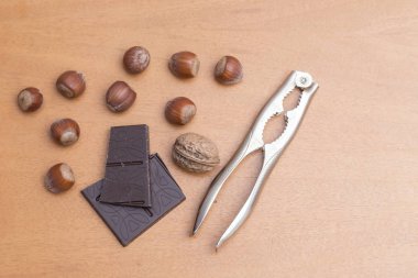 fındık, ceviz, Fındıkkıran ve doğal malzemelerle bir tatlı bir gösterimini çikolata ile kompozisyon