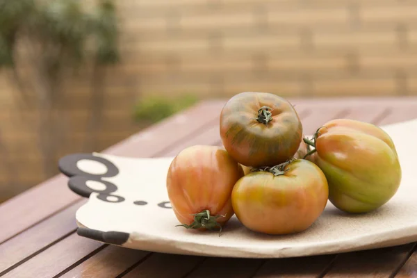 Prato Com Tomates Diferentes Variedades Colocados Sobre Uma Mesa — Fotografia de Stock
