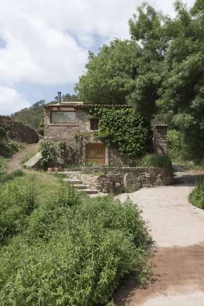 Vista Uma Casa Moinho Através Olho Uma Ponte Aqueduto Sierra — Fotografia de Stock