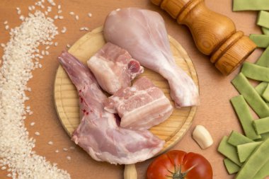 bir kompozisyon yiyeceklerle havai görünümü, malzemeler tavuk ve tavşan paella, et, fasulye ve sarımsak, biber ve pirinç