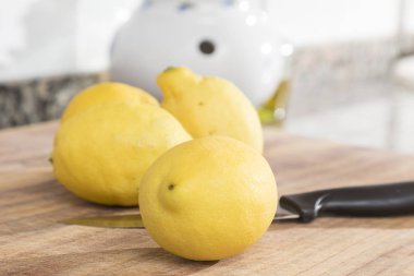 sarı limon kesilecek masada hazır. Mutfak
