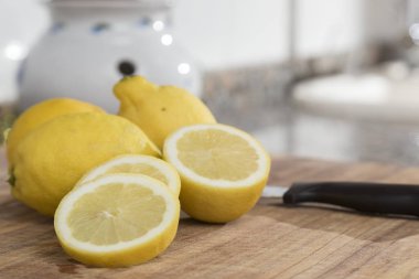 sarı limon kesilecek masada hazır. Mutfak