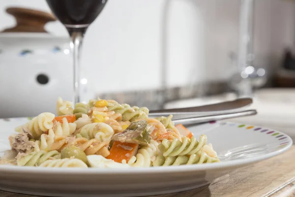 Insalata Maccheroni Ricci Colorati Con Pomodoro Surimi Uovo Mais Tonno — Foto Stock