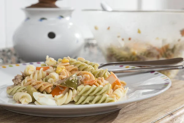 Insalata Maccheroni Ricci Colorati Con Pomodoro Surimi Uovo Mais Tonno — Foto Stock