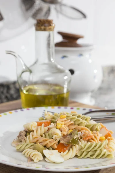 Insalata Maccheroni Ricci Colorati Con Pomodoro Surimi Uovo Mais Tonno — Foto Stock