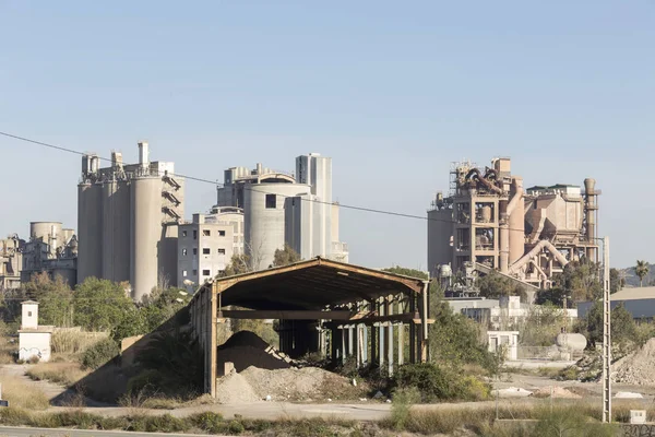 Opuštěné Lodi Popředí Cement Factory Pozadí Sagunto Valencie Španělsko — Stock fotografie