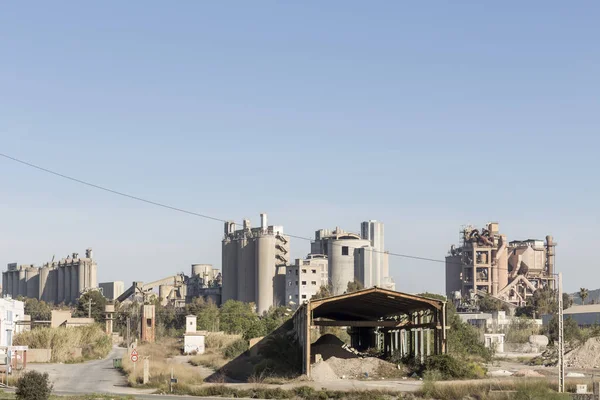 Opuštěné Lodi Popředí Cement Factory Pozadí Sagunto Valencie Španělsko — Stock fotografie