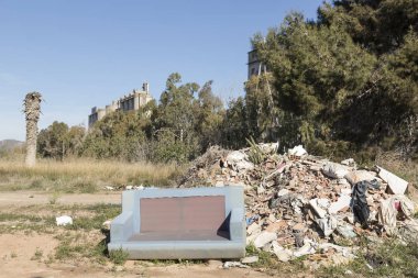 kanepe ağaçlar bir perdenin arkasında bir çöplükte terk bir çimento fabrikası, insan ihmal