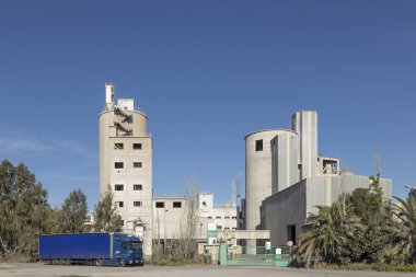 Sagunto, kamyon çimento fabrikası ana girişine park çit, endüstriyel dönüşüm tesisi, Valencia, İspanya