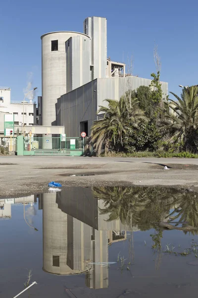 Buildings Cement Plant Sagunto Its Reflection Nearby Puddle Valencia Spain — Stock Photo, Image
