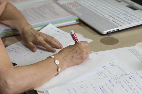 evden çalışma, belgeleri gözden geçirme, elinde kalemiyle sınavları, düzeltme kadın