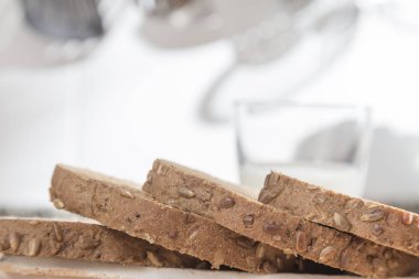 birkaç dilim kepekli çavdar ekmeği borular ile bardak süt ve tepsi. Kahvaltı için hazır