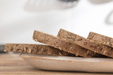 her zaman bir kil tepsi, tatlar borularla dilim çavdar ekmek