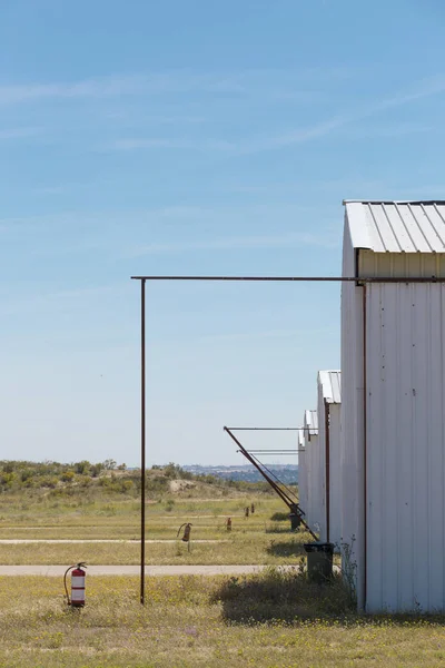 Частичный Вид Ангаров Аэродрома Перед Каждым Ангаром Огнетушитель — стоковое фото