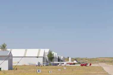 kısmi görünümü bir aerodrome tesislerin dolaşan bazı uçaklar görebiliriz