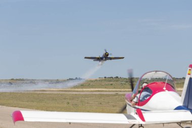 Uçak beyaz duman bir seferde pistte serbest uçuş