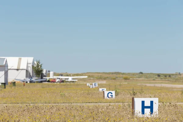 Kısmi Görünümü Bir Aerodrome Tesislerin Dolaşan Bazı Uçaklar Görebiliriz — Stok fotoğraf