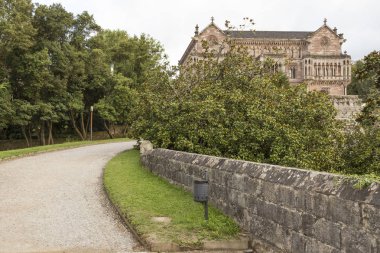 Sobrellano Palace, Gotik faade bina ve modernist tarzda Comillas şehir: Cantabria, Spain önden görünümü