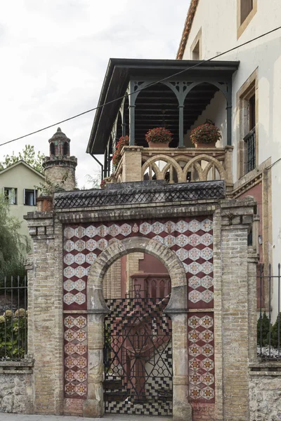 Pohled Dveře Arabském Stylu Forge Gate Vchodu Singulární Budovy Comillas — Stock fotografie