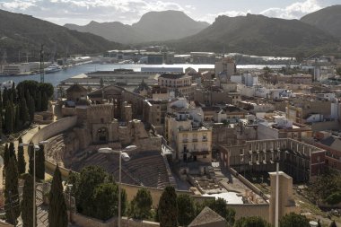 Daha yüksek bir yere gelen panoramik bir Cartagena şehir görünümünü. Murcia, İspanya