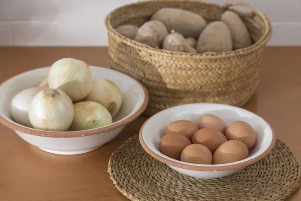 Plato Con Siete Huevos Una Superficie Cuerda Plato Con Cebolla —  Fotos de Stock