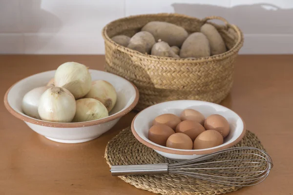 Yumurta Patates Soğan Patates Omlet Için Vazgeçilmez Mutfak Masasının Üzerinde — Stok fotoğraf