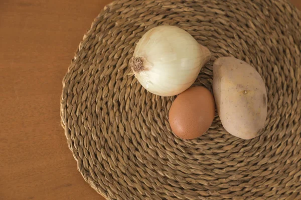 Sobre Fondo Cuerda Una Cebolla Una Papa Huevo Ingredientes Para —  Fotos de Stock