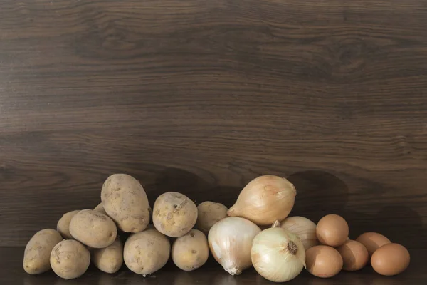 Cebollas Patatas Huevos Ingredientes Tortilla Patata Sobre Fondo Marrón —  Fotos de Stock