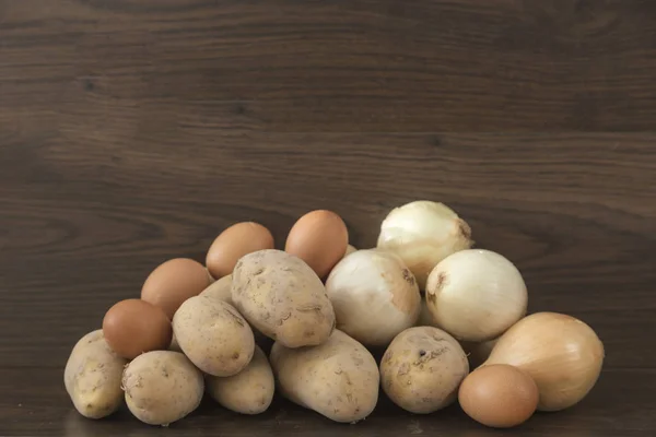 Cebollas Patatas Huevos Ingredientes Tortilla Patata Sobre Fondo Marrón —  Fotos de Stock