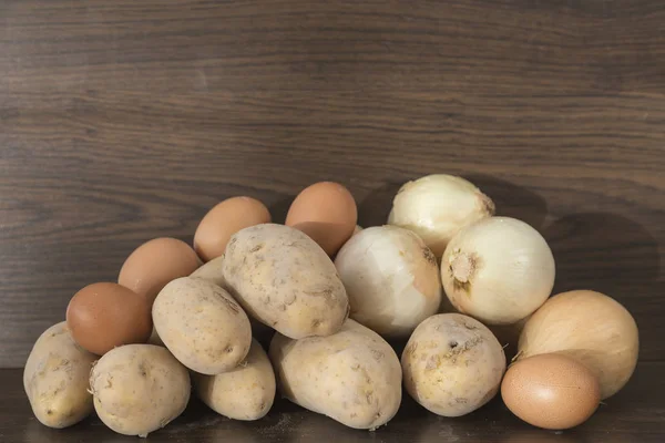 Cebollas Patatas Huevos Ingredientes Tortilla Patata Sobre Fondo Marrón —  Fotos de Stock