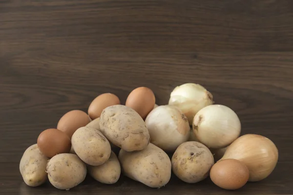 Cebollas Patatas Huevos Ingredientes Tortilla Patata Sobre Fondo Marrón —  Fotos de Stock