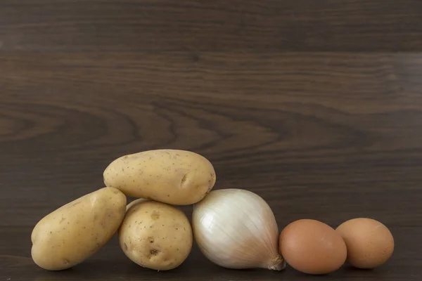 Bodegón Con Patatas Cebolla Huevos Los Ingredientes Clásica Tortilla Española —  Fotos de Stock