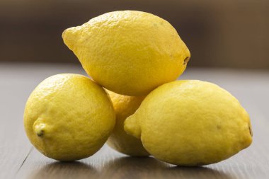 dört bütün limon, üst üste, narenciye yerleştirilmiş bir grup