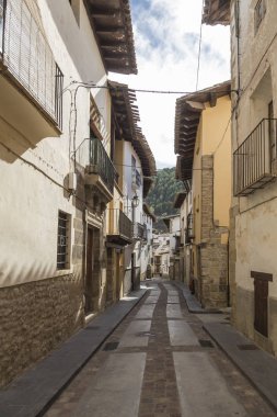 Rubielos de Mora, Castellon, İspanya ilinin turistik kasabada bir sokak görünümü