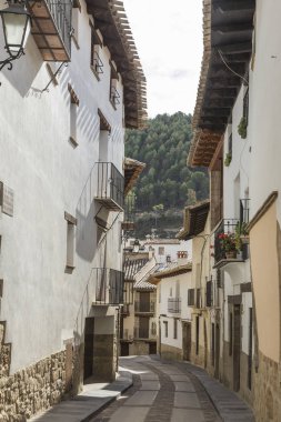 Rubielos de Mora, Castellon, İspanya ilinin turistik kasabada bir sokak görünümü