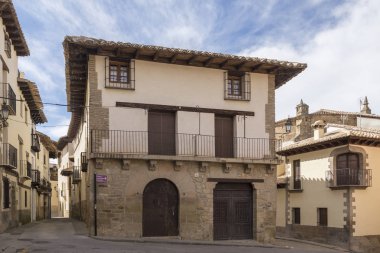 Ana meydanda Rubielos de Mora, hangi iki sokak split, merkezi bir binadan görünümünü görünümünü cephe balkonludur iki kapılı, Castellon, İspanya