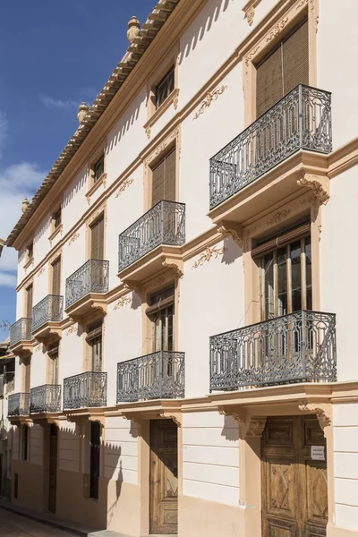 ファサードの 特異ルビエロス カステリョン スペインの建物に フォージ バルコニーのスタンド — ストック写真