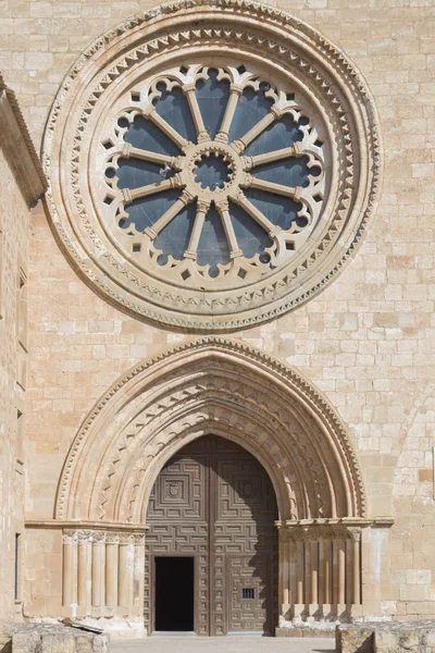 大きなバラ窓とソリア スペインのサンタ マリア ウエルタの修道院で大きなドアでフロント アクセス — ストック写真
