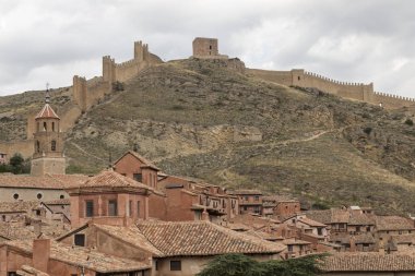 Albarracin, içinde kısmi görünümünden, tipik kırmızımsı renk evlerin, dağ, Teruel, Aragn, İspanya üst arka planda duvar