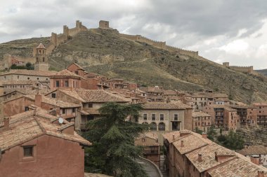 kısmi Albarracin, Grup evlerinin tipik kırmızımsı renk duvar arka planda, Teruel, İspanya ile şehrin görünümünü