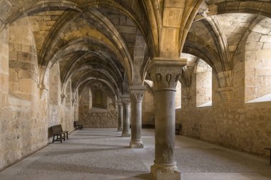 Sütun Santa Maria de Huerta, Soria, Castilla, İspanya Cistercian Manastırı olan bir oda görünümünü merkezli