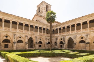 kısmi palmiye ağacı merkezi ve içinde belgili tanımlık geçmiş Kulesi, Santa Maria de Huerta Cistercian Manastırı Soria, Castilla, İspanya gothic-plateresque manastır manzaralı