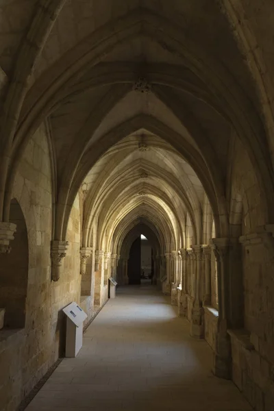 ソリア スペイン サンタ マリア ウエルタのシトー会修道院の回廊のギャラリーの つの回廊のビューは沈黙の私たちとこれらのエンクロージャの記憶を思い出させる — ストック写真