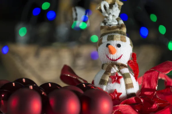 色のライトとウールで作られた雪だるまの表現を囲む赤いリボン クリスマス 装飾品や願望 — ストック写真