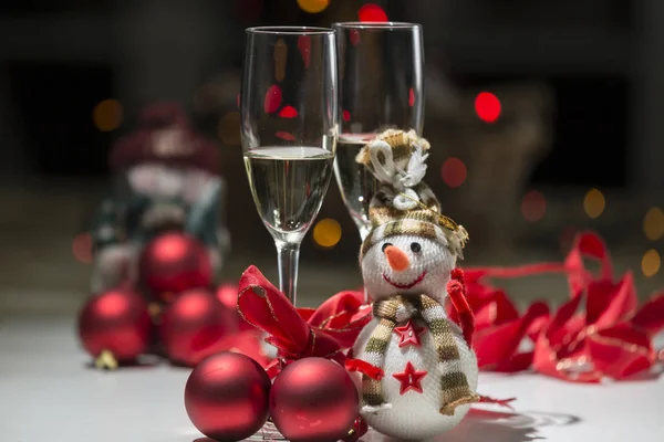ボール 雪だるま いくつかの赤いリボン 色のライト シャンパンを 杯とクリスマスのためのコンポジション — ストック写真