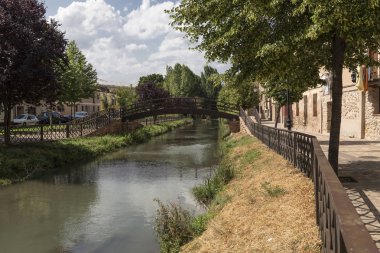 nehir gallo Molina de Aragon, Guadalajara, İspanya içinde yerleştirilmiş metal yaya köprüsü Köprüsü