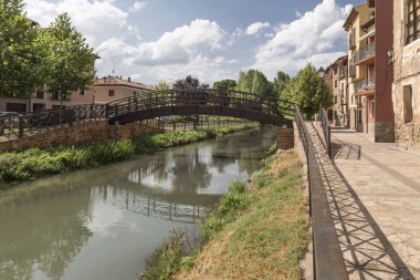 nehir gallo Molina de Aragon, Guadalajara, İspanya içinde yerleştirilmiş metal yaya köprüsü Köprüsü