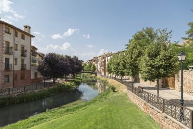 nehir horoz görünümünü Molina de Aragon, demir köprü yaya köprüsü görüntü, Guadalajara, İspanya merkezinde kendine yol üzerinde